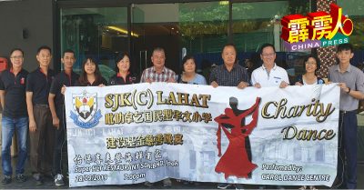 拿乞华小董家协赖明珠(左5起)、刘进南、罗丽嘉、叶建成、甘志强、曾慧芳及叶万强,为建设基金慈善晚宴召开新闻发布会。