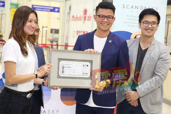 费思华(左)会上移交模拟机票予陈家兴(中),李存孝(右)在旁陪同。