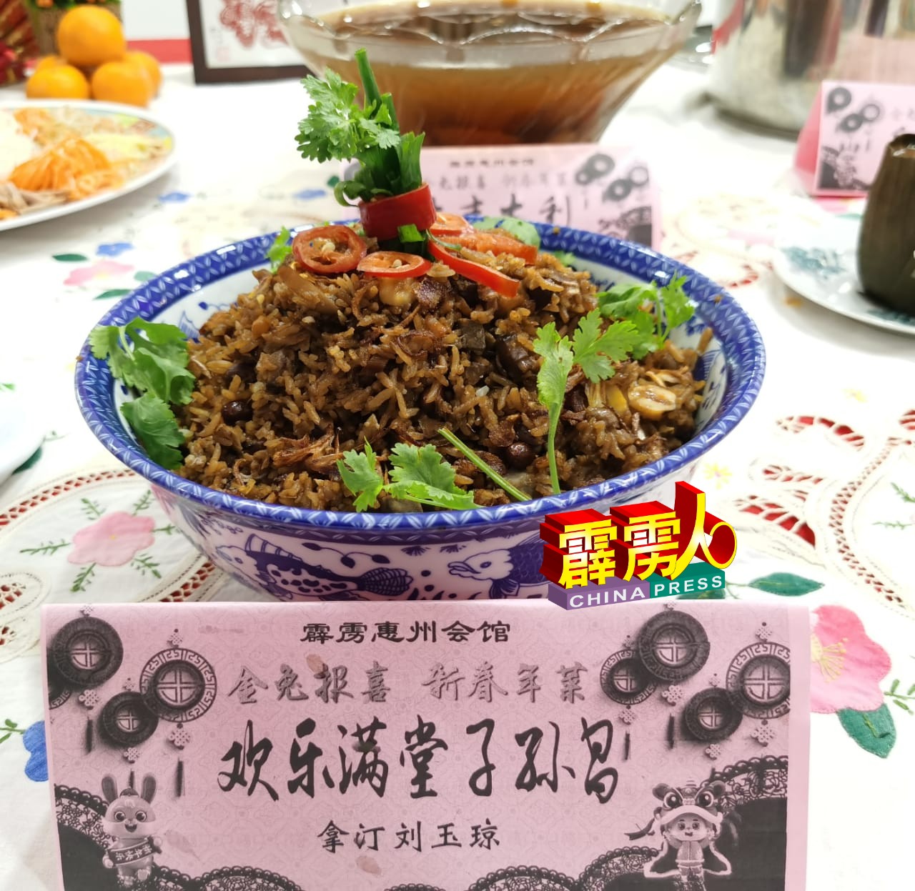 刘玉琼呈的“欢乐满堂子孙昌”材料丰富，口感十足。